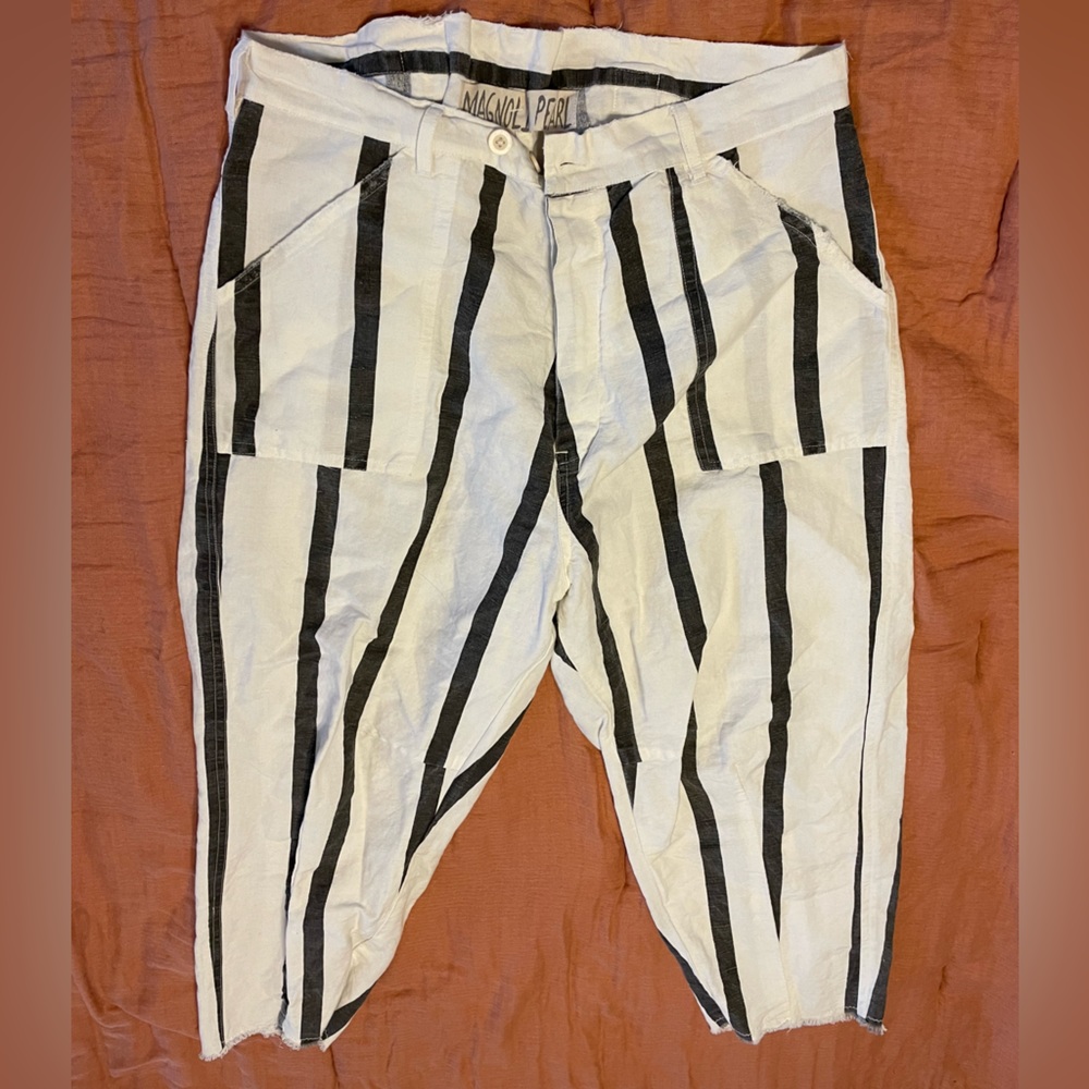 Magnolia Pearl, one size fits most, 
Black and faded black vertical stripes